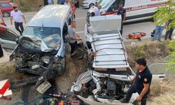 Otomobil ve ticari araç çarpıştı! Ölü ve yaralılar var…