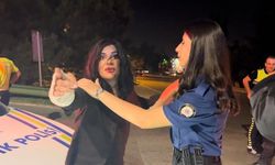 Gazetecilere tükürüp polise saldırdı