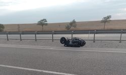Kulu’da kontrolden çıkan motosiklet refüje devrildi!