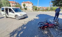 Hafif ticariyle motosiklet çarpıştı: Motosiklet sürücüsü yaralandı