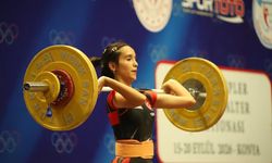 Dev şampiyona Konya’da başladı: Türkiye’nin en güçlü gençleri kürsü için podyuma çıkıyor!