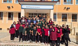 Murat Yiğit Altınekin’de öğretmen ve öğrencilerle bir araya geldi