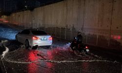 Sağanak hayatı felç etti: Alt geçitler göle döndü