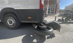 Karaman'da feci kaza! Motorsiklet dolmuşun altına girdi