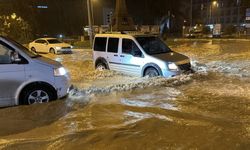 Şiddetli yağış hayatı esir aldı! Arabalar suda mahsur kaldı…