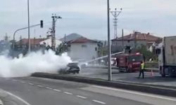 Konya'da seyir halindeki otomobil alev aldı! Kendilerini son anda dışarı attılar