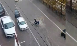 Esenyurt'ta yollar göle döndü; Suya kapılan kadını vatandaşlar son anda kurtardı