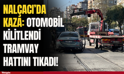 Nalçacı’da trafik kilitlendi: Kendini kilitleyen otomobil tramvay hattını tıkadı!