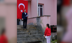 Tek öğrencisiyle 29Ekim'i kutladı; mahalleli yalnız bırakmadı