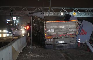 Trafo yüklü tır aydınlatma direğine çarptı: 2 yaralı