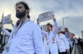 Hekimler Gazze için sessiz yürüyüş düzenledi