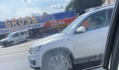 Anne kucağında çocuğuna cip sürdürdü