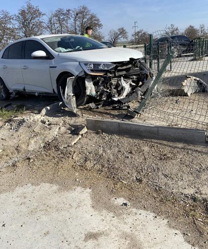 Konya'da otomobil demir çitlere çarptı