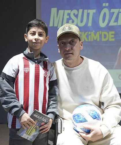 Eski futbolcu öğrencilerle bir araya girdi
