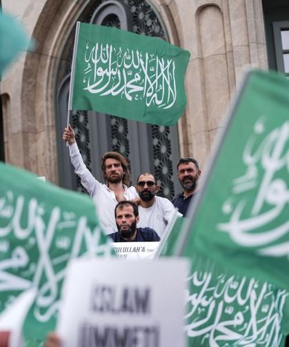 Leman dergisi binlerce kişi tarafından protesto edildi