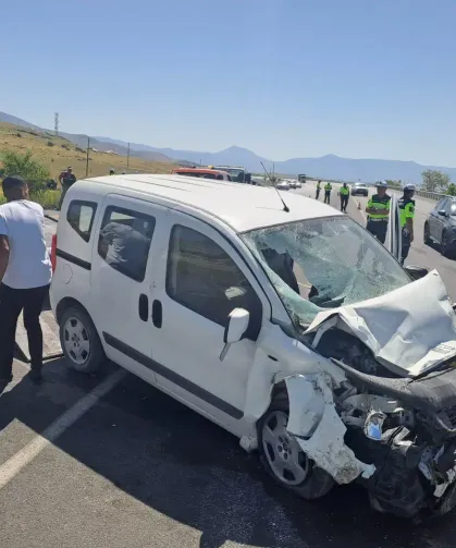 Van-Erciş kara yolunda park halindeki askeri araca çarptı: 1 asker şehit, 5 yaralı!