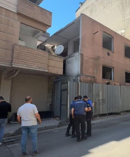 Yıkım sırasında duvar çöktü, işçiler altında kaldı!