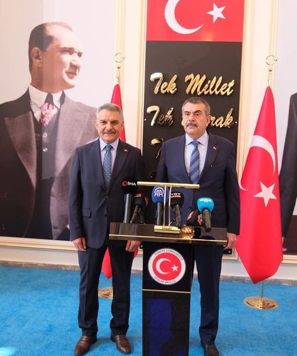 Rekor katılım kapıda: Milyonlarca öğrenci sıralarda ter dökecek!