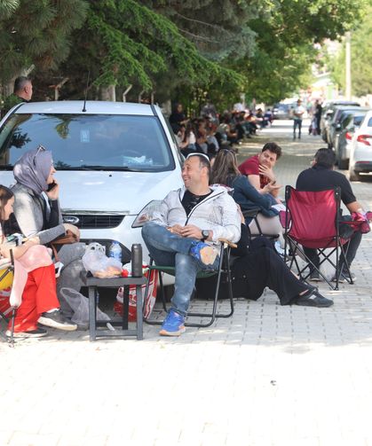 Öğrenciler sınıflarda ter dökerken okul önleri kamp alanına döndü