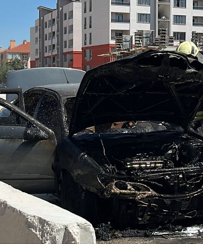 Karatay’da seyir halindeki lüks otomobil dakikalar içinde kül oldu!