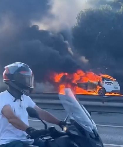 TEM Otoyolu'nda korku dolu dakikalar: Seyir halindeki otomobil bir anda alev topuna döndü