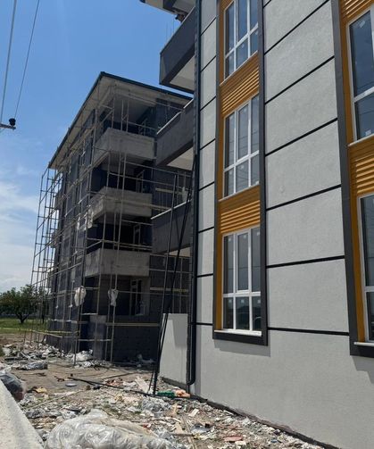 Elektrik akımına kapılan işçi metrelerce yükseklikten yere çakıldı