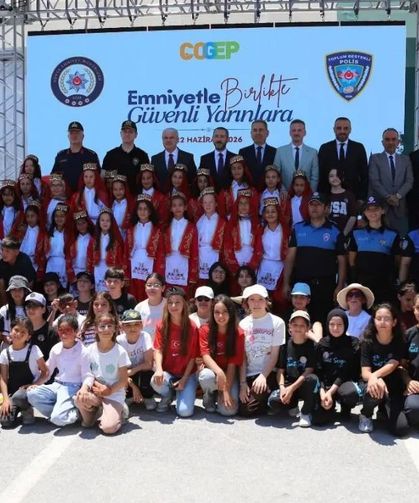 Emniyet mensupları bu kez görev için değil, çocuklar için sahaya indi! Konya'da renkli görüntüler