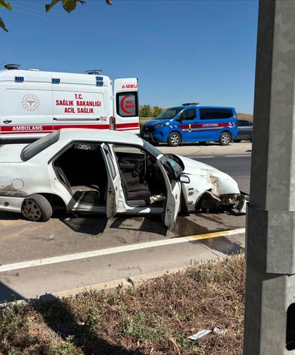 Afyonkarahisar'da bariyerlere çarpan otomobilde 3'ü çocuk 6 kişi yaralandı