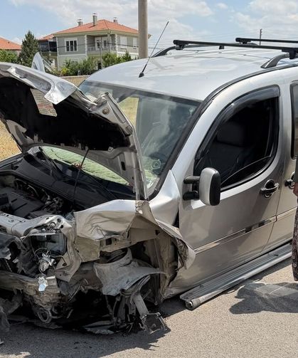 Aksaray'da iki araç kavşakta çarpıştı! Yaralı sayısı 6'ya yükseldi