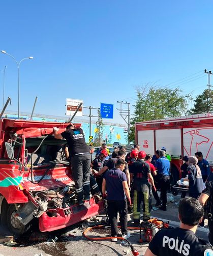 Aksaray'da feci kaza! Kamyonet hafriyat kamyonuna ok gibi saplandı