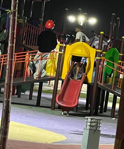 Çocuk parkını motosiklet pistine çevirdiler! Sosyal medyadaki görüntüler pahalıya patladı