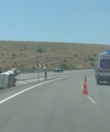 Afyonkarahisar’da kontrolden çıkan otomobil refüje devrildi: 3 kişi yaralandı