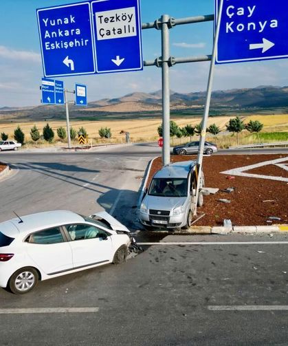Afyonkarahisar'da kavşakta korkutan kaza: Aynı araçta bulunan çocuklar da yaralandı