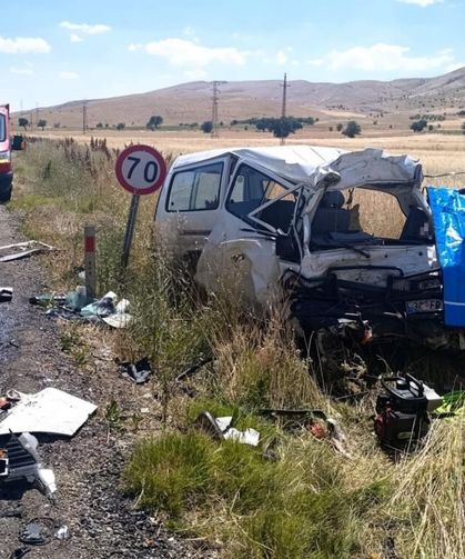 Afyonkarahisar’da feci kaza: Tırla çarpışan minibüsün sürücüsü yaşamını yitirdi