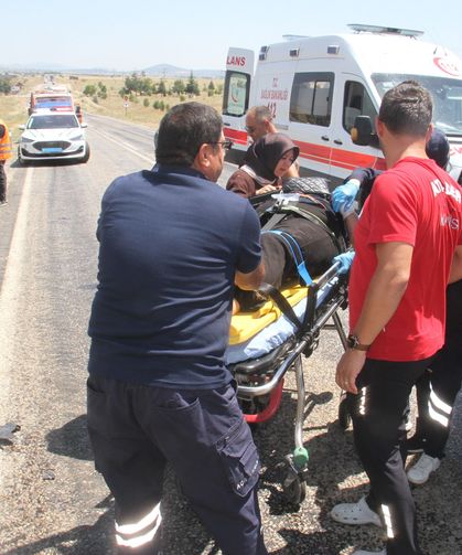Beyşehir-Isparta yolunda feci çarpışma: Demir yığınına dönen iki araçtan mucizevi kurtuluş