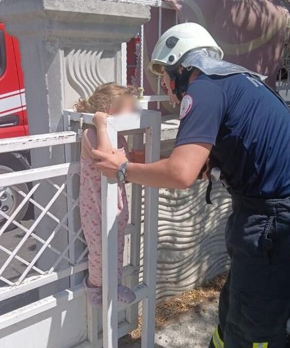 Oyun sırasında korku dolu anlar! Demir kapıya sıkışan 4 yaşındaki çocuğu itfaiye kurtardı