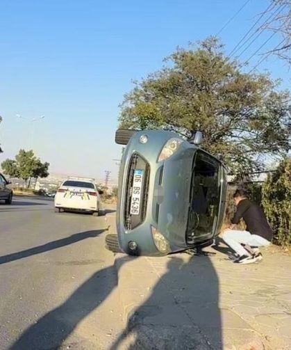 Virajı alamayınca kaldırıma yan yattı! Kaza ucuz atlatıldı