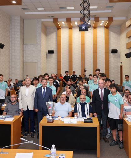 Konya’nın gururu Selçuklu’nun şampiyonları: Başkan Pekyatırmacı altın gençleri mecliste ağırladı!