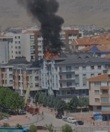 Konya merkezde çatı katı yandı!