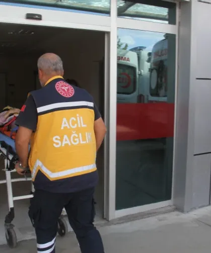 Taksinin çarptığı anne ve küçük kızı hastaneye kaldırıldı!