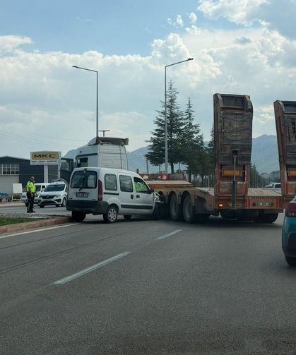 Seydişehir'de otomobil tıra arkadan çarptı: 1’i çocuk 5 yaralı