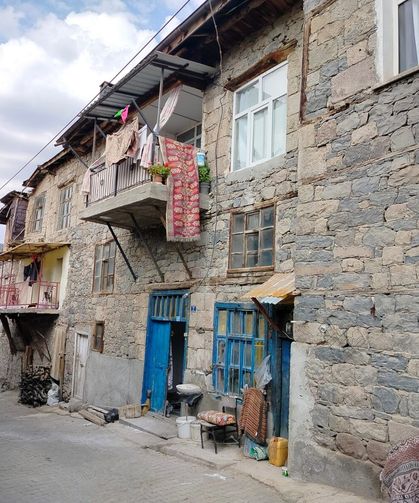 Seydişehir’de ikinci kattan düşen minik çocuk ağır yaralandı