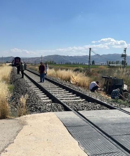 Afyonkarahisar'da tren kazası! Hemzemin geçitte tarım aracına çarpan tren can aldı