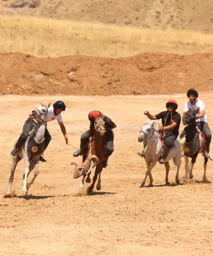 Konya Karatepe Atlı Binicilik Kulübü Van’da sahne aldı!