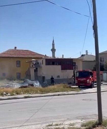 Karapınar'da 2 ayrı alanda yangın çıktı
