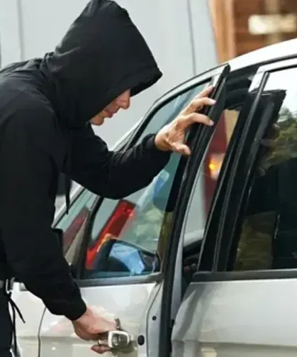 Akşehir’de park halindeki otomobilden para vurgunu!