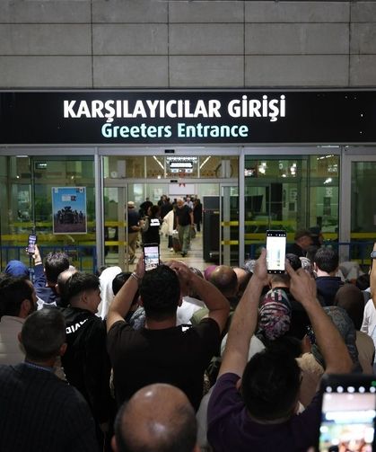 Kutsal topraklardan dönüş yapan kafileyi aileleri coşkuyla karşıladı