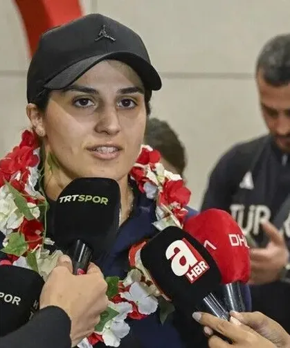Türkiye Avrupa i̇kincisi oldu, şampiyonlar çiçeklerle karşılandı!