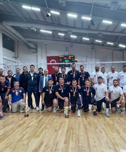 Meram Belediyesi Voleybol Takımı Konya ikincisi oldu: Gözler Nevşehir finallerinde!