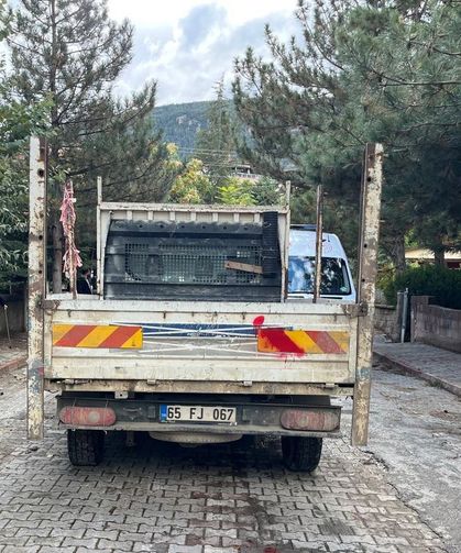 Akşehir’de geri manevra yapan kamyonet iki kişiye çarptı: 2 yaralı!